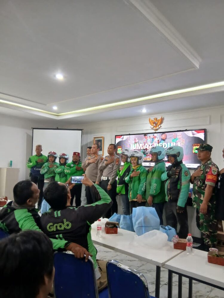Polres Metro Bekasi Gelar Jumat Berkah: Edukasi Lalu Lintas, Sembako, dan Helm SNI untuk Ojol Cikarang Selatan