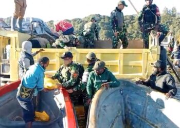 Dansatgas Yonif 4 Marinir Dampingi Bupati Kabupaten Paniai Berikan Sembako Kepada Masyarakat yang Terkena Banjir