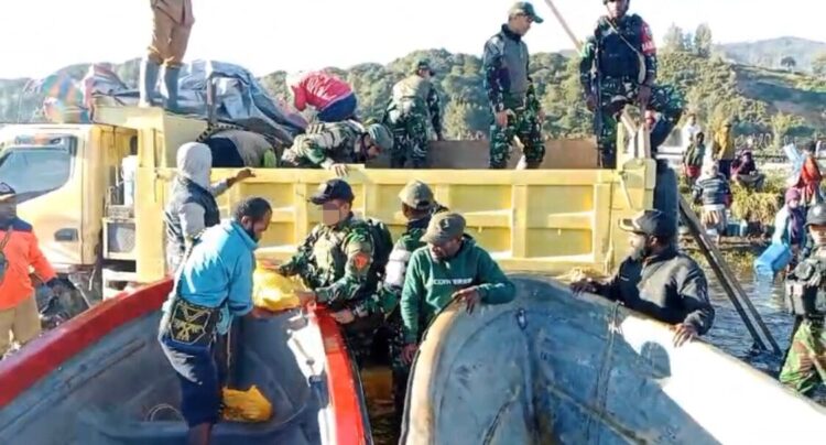 Dansatgas Yonif 4 Marinir Dampingi Bupati Kabupaten Paniai Berikan Sembako Kepada Masyarakat yang Terkena Banjir