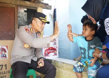 Polres Metro Bekasi Gelar Bakti Kesehatan, Kapolres Serahkan Kursi Roda untuk Penyandang Disabilitas di Pebayuran
