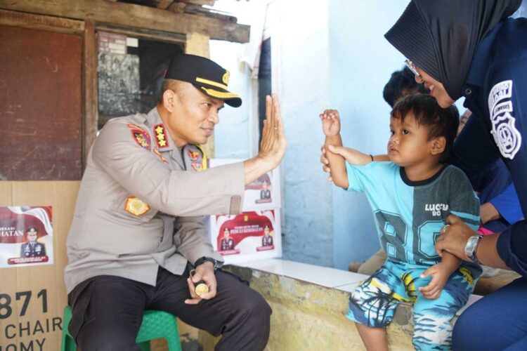 Polres Metro Bekasi Gelar Bakti Kesehatan, Kapolres Serahkan Kursi Roda untuk Penyandang Disabilitas di Pebayuran