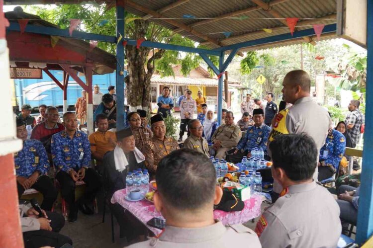 Kapolres Metro Bekasi Tinjau Pos Siskamling di Kecamatan Pebayuran
