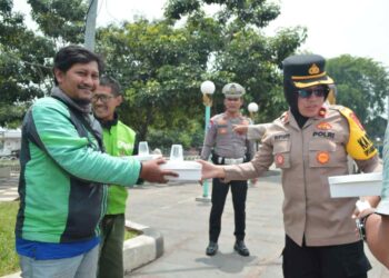 Kapolsek Tambun Selatan Pimpin Jumat Berbagi, Bagikan 25 Nasi Kotak untuk Ojek Online   