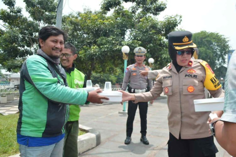 Kapolsek Tambun Selatan Pimpin Jumat Berbagi, Bagikan 25 Nasi Kotak untuk Ojek Online