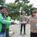 Kapolsek Tambun Selatan Pimpin Jumat Berbagi, Bagikan 25 Nasi Kotak untuk Ojek Online   