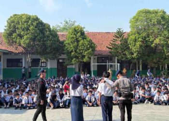 Brimob Goes To School: Batalyon D Pelopor Beri Himbauan Anti Kenakalan Remaja di SMPN 2 Cikarang Barat