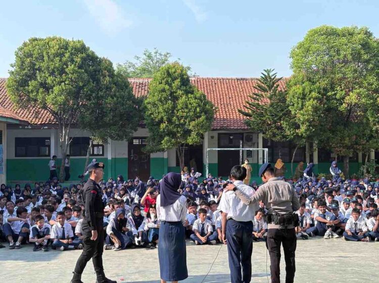 Brimob Goes To School: Batalyon D Pelopor Beri Himbauan Anti Kenakalan Remaja di SMPN 2 Cikarang Barat