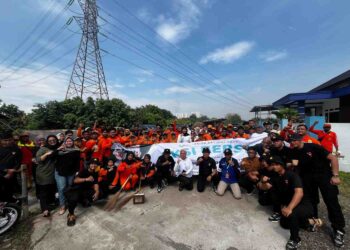 Brimob Batalyon D Pelopor Gelar Bhakti Sosial Bersihkan Pasar Tegal Danas, Pedagang Apresiasi Langkah Cepat Atasi Saluran Tersumbat
