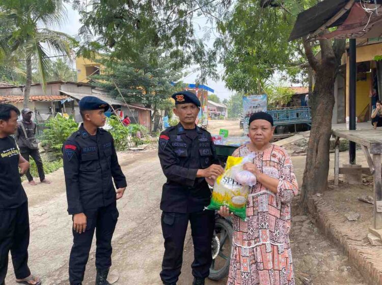 Batalyon D Pelopor Brimob Polda Metro Jaya Gelar Kegiatan Jumat Berbagi di Cikarang Timur
