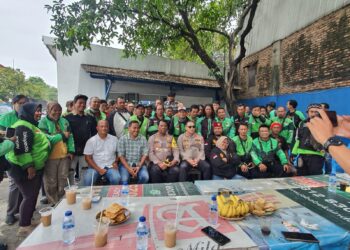 Polres Metro Bekasi Gelar Jumat Peduli, Sembako Disalurkan untuk Driver Ojek Online di Cikarang Utara   