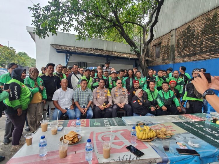Polres Metro Bekasi Gelar Jumat Peduli, Sembako Disalurkan untuk Driver Ojek Online di Cikarang Utara   