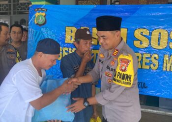 Kapolsek Setu Pimpin Bakti Sosial di Masjid Jami Al-Fatonah, Perkuat Hubungan Polri dan Masyarakat