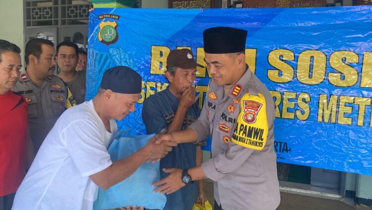 Kapolsek Setu Pimpin Bakti Sosial di Masjid Jami Al-Fatonah, Perkuat Hubungan Polri dan Masyarakat