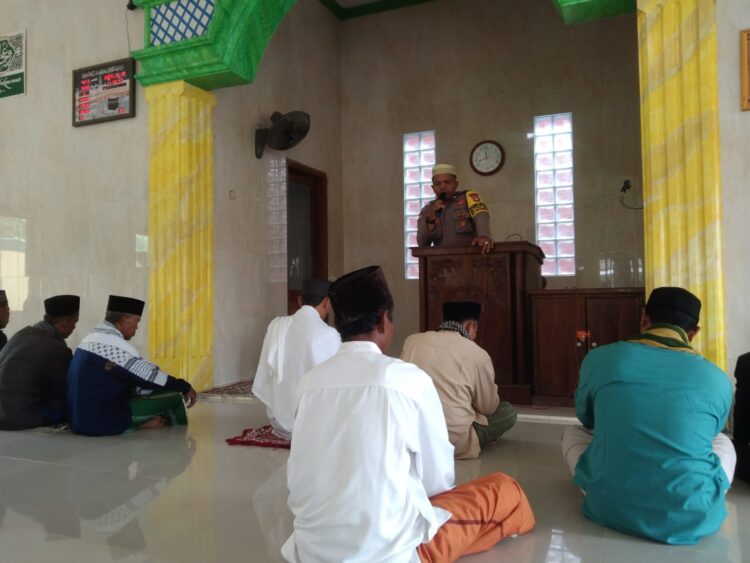 Bhabinkamtibmas Cikarang Pusat Sampaikan Pesan Kamtibmas di Masjid Jami At-Taqwa, Pasirtanjung