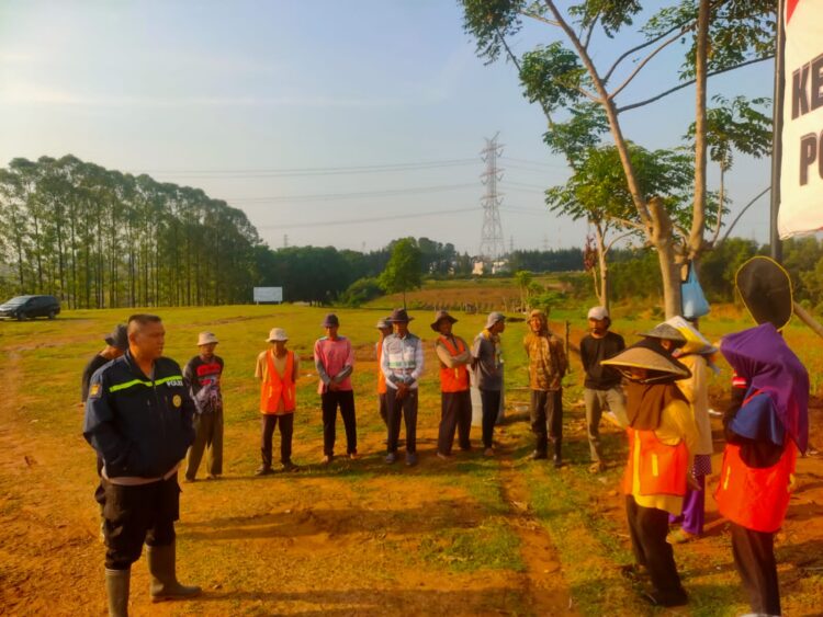 Polda Metro Jaya Melalu Polsek Cikarang Pusat Tingkatkan Ketahanan Pangan dengan Penyemprotan dan Pemupukan Jagung di Cikarang Pusat