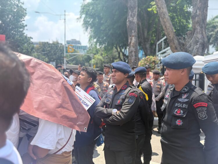 Brimob Polda Metro Jaya Amankan Demo Karyawan Hiburan Jakarta di DPRD DKI dengan Humanis   