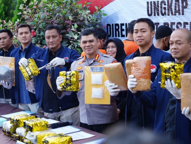 Polda Jabar Gagalkan Peredaran Narkoba Jaringan Internasional Dan Lokal, 17,6 KG Sabu, 19,5 KG Ganja, Dan Senjata Api Ilegal Disita