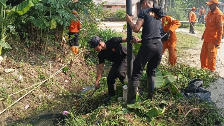 Brimob Batalyon D Pelopor Gelar Jumat Bersih Bersama Santri Ponpes Nurul Falah dan DLH Bekasi.