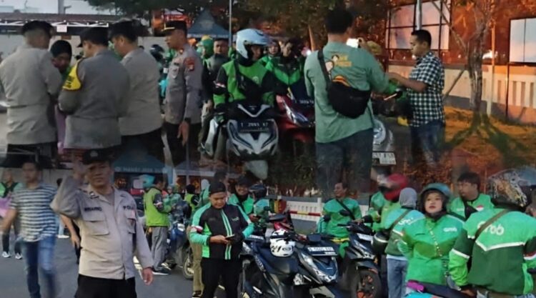 Sinergi Polri dan Ojol: Polsek Cikarang Selatan Kawal Keberangkatan 150 Ojol Menuju Monas