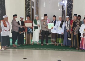 Kapolsek Babelan Salurkan Sembako dan Alat Kebersihan ke Masjid Jami An Nur, Wujud Kepedulian Polri pada Masyarakat