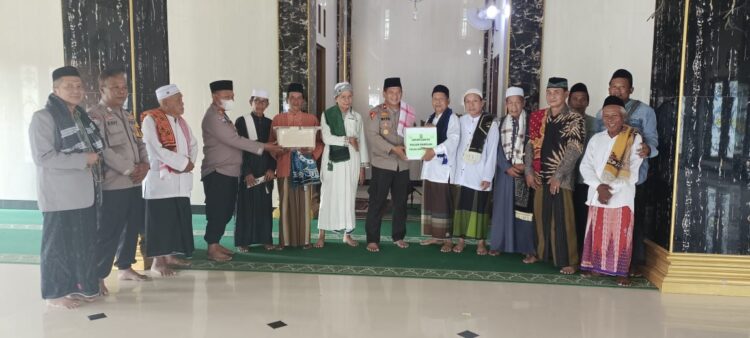 Kapolsek Babelan Salurkan Sembako dan Alat Kebersihan ke Masjid Jami An Nur, Wujud Kepedulian Polri pada Masyarakat