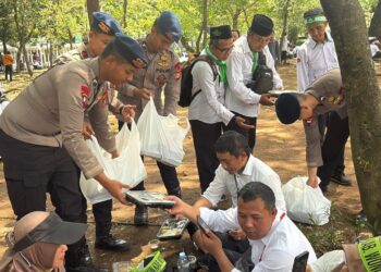 Brimob Polda Metro Jaya Kawal Aksi Damai Guru Seluruh Indonesia di Monas Berjalan Aman dan Lancar