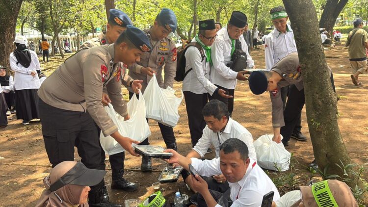 Brimob Polda Metro Jaya Kawal Aksi Damai Guru Seluruh Indonesia di Monas Berjalan Aman dan Lancar