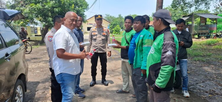 Polsek Cikarang Utara Gelar Baksos Jumat Berkah untuk Ojek Online,Tukang Becak, Tukang Parkir