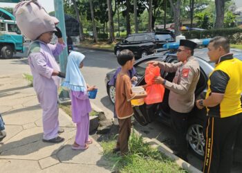 Kapolsek Cikarang Selatan Bagikan Nasi Kotak Untuk Pemulung dan Driver Ojek Online