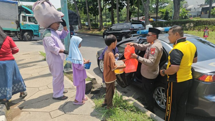 Kapolsek Cikarang Selatan Bagikan Nasi Kotak Untuk Pemulung dan Driver Ojek Online