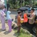Kapolsek Cikarang Selatan Bagikan Nasi Kotak Untuk Pemulung dan Driver Ojek Online