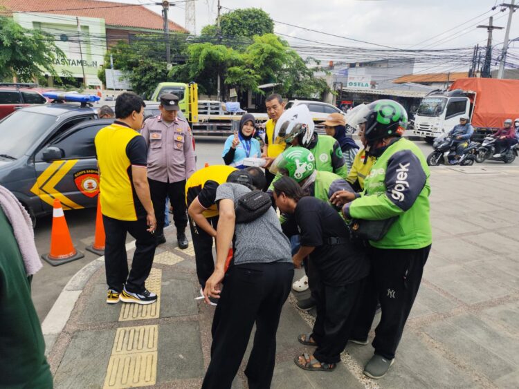 Polsek Tambun Selatan Gelar Baksos Jumat Berkah, Sasar Ojek Online dan Masyarakat