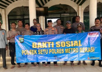 Wujud Kepedulian Polri, Polsek Setu Bersihkan dan Beri Bantuan ke Masjid Jamie As-Salamah