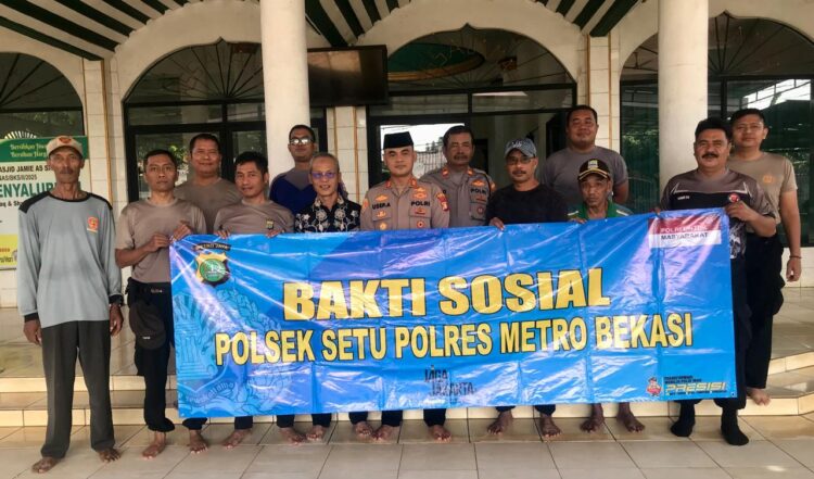Wujud Kepedulian Polri, Polsek Setu Bersihkan dan Beri Bantuan ke Masjid Jamie As-Salamah