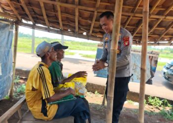 Kepedulian Polri, Kapolsek Setu Berbagi Beras dengan Petani Setempat