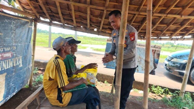 Kepedulian Polri, Kapolsek Setu Berbagi Beras dengan Petani Setempat