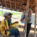 Kepedulian Polri, Kapolsek Setu Berbagi Beras dengan Petani Setempat