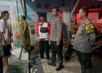 Kapolsek Cikarang Barat Cek Lokasi Banjir dan Berikan Bantuan Sembako kepada Warga Sukajaya