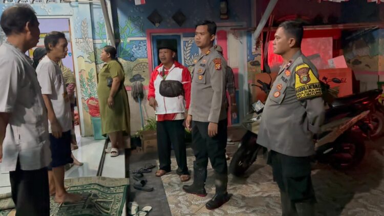 Kapolsek Cikarang Barat Cek Lokasi Banjir dan Berikan Bantuan Sembako kepada Warga Sukajaya
