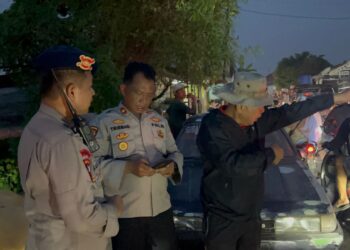 Tim SAR Batalyon D Pelopor Evakuasi Warga Terdampak Banjir di Sukatani hingga Dini Hari