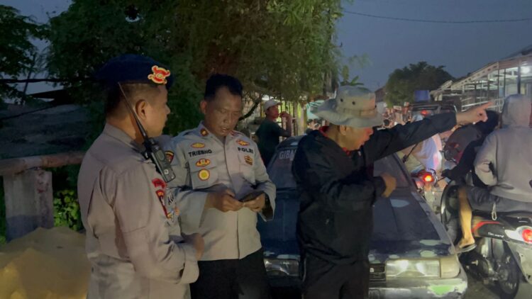 Tim SAR Batalyon D Pelopor Evakuasi Warga Terdampak Banjir di Sukatani hingga Dini Hari
