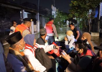 Polres Metro Bekasi Terjunkan Personel Evakuasi Warga Sukatani Terdampak Banjir Akibat Jebolnya Bendungan CBL