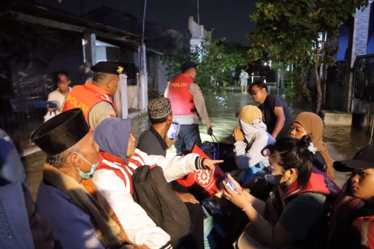 Polres Metro Bekasi Terjunkan Personel Evakuasi Warga Sukatani Terdampak Banjir Akibat Jebolnya Bendungan CBL