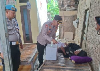 Polisi Hadir di Tengah Masyarakat : Kapolsek Babelan Bantu Nenek Nemi yang Hidup Sendiri