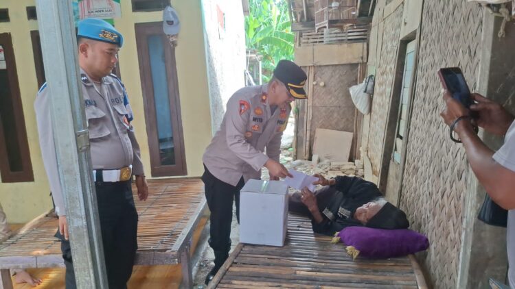 Polisi Hadir di Tengah Masyarakat : Kapolsek Babelan Bantu Nenek Nemi yang Hidup Sendiri