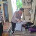 Polisi Hadir di Tengah Masyarakat : Kapolsek Babelan Bantu Nenek Nemi yang Hidup Sendiri