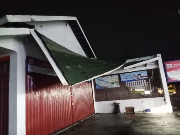 Atap Gerai Koperasi Desa Merah Putih Kedungwaringin Rusak Diterpa Hujan Deras dan Angin Kencang