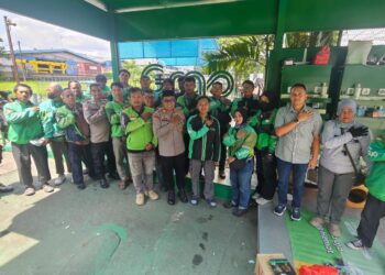 Kamtibmas Humanis, Kapolsek Cikarang Selatan Bagikan Nasi Kotak kepada Ojek Online