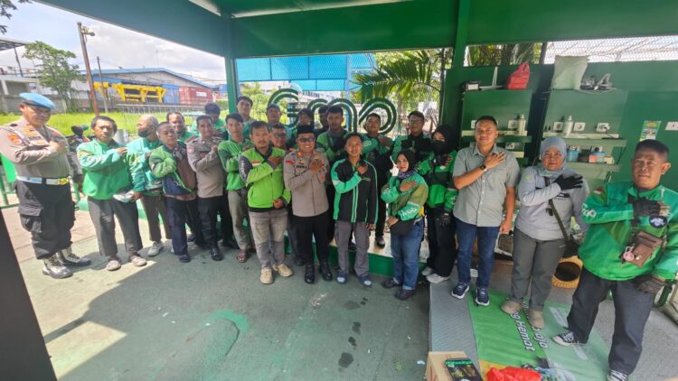 Kamtibmas Humanis, Kapolsek Cikarang Selatan Bagikan Nasi Kotak kepada Ojek Online