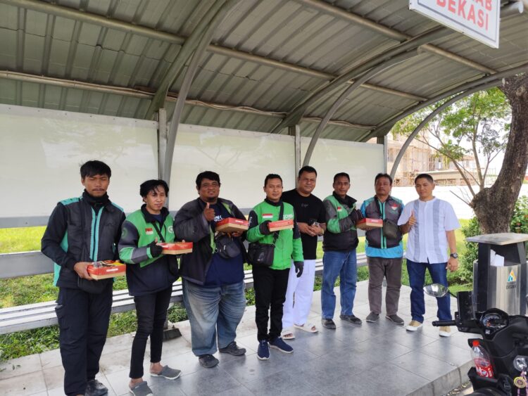 Kapolsek Cikarang Pusat Pimpin Baksos untuk Ojol: “Ini Bentuk Kepedulian dan Kebersamaan”